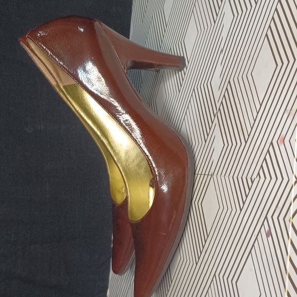 Kenneth Cole reaction ladies pumps size 8 patent leather. - Picture 2 of 9